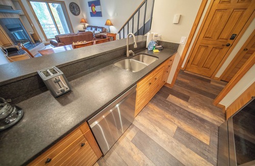 Mountain House Condo | Summer Retreat | Large Balcony & Amazing Views