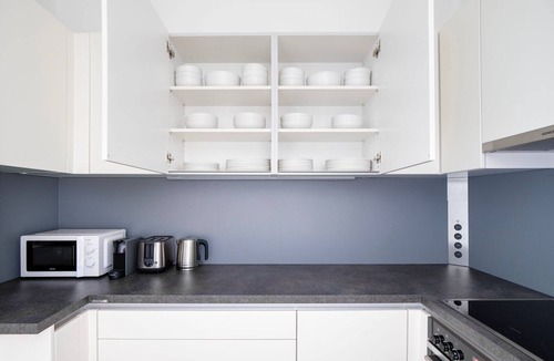 Erdberg Apartment | Sunny Landstraße 2BR w/Gym & Pool, nr U3 Station, by Blueground