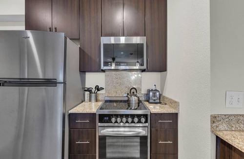 Overland Park Apartment | Sunny Loft Free Parking WiFi Open Concept Peaceful in Overland Park w/Workspace