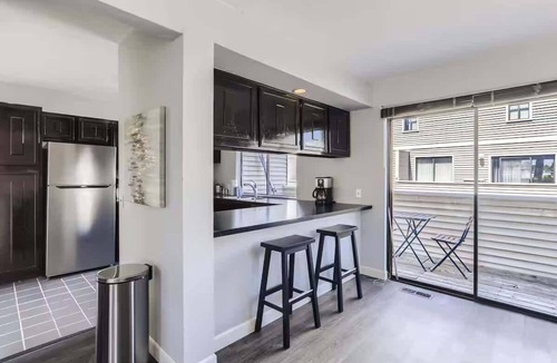 Washington Virginia Vale Condo | Sunny Suburban Getaway | 4BR Condo + Pool | 30 day