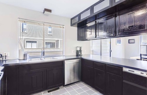 Washington Virginia Vale Condo | Sunny Suburban Getaway | 4BR Condo + Pool | 30 day