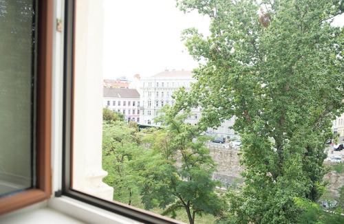Margareten Apartment | Sunny Wilhelminian-style apartment near the Naschmarkt