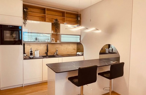 Erdberg Apartment | Sunrise over the park (Prater) and roof terrace pool