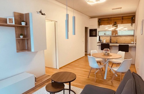 Erdberg Apartment | Sunrise over the park (Prater) and roof terrace pool