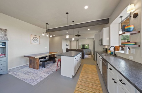 Cascade House | Sunrises and Sunsets in Cascade – Private Drive & Yard in Cascade