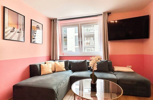 Landstrasse Apartment | Superb 2-Bedroom Apartment 1-Minute from Stadtpark