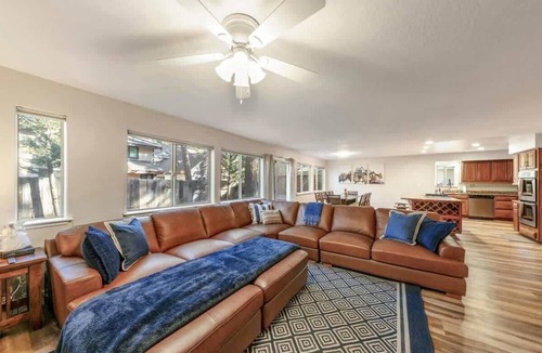 Tahoe Island House | Tahoe Adventure Lodge: Hot Tub + Pool Table