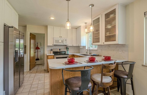 Redlands House | Tanglewood: Dog-Friendly Retreat + Spacious Yard