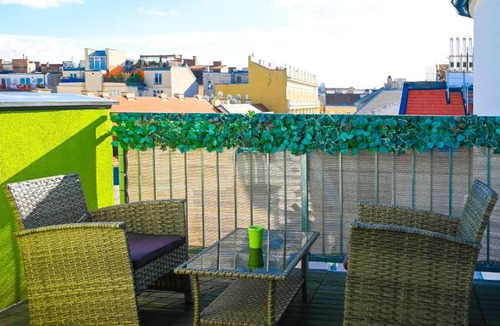 Margareten Apartment | Terrace Apartment for 4 near Naschmarkt & U4 Metro