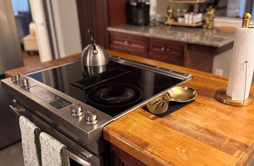 South Kansas City House | Terrific 3-bedroom house with a Pool in Kansas City.