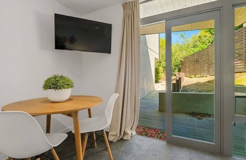 Queenstown Apartment | The Alps Studio - Cosy one bed right in the centre of Queenstown