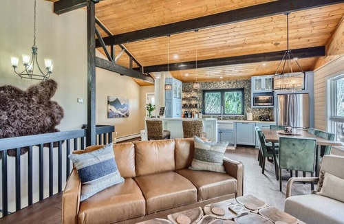 Conifer Mountain and Meadows House | The Bear Cave, w/Hot tub & Mountain Views
