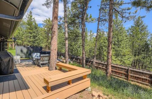 Indian Hills House | The Bear's Den - Hot Tub Retreat - Family Home