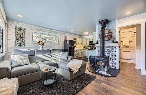 Indian Hills House | The Bear's Den, Hot Tub Retreat, Family Home