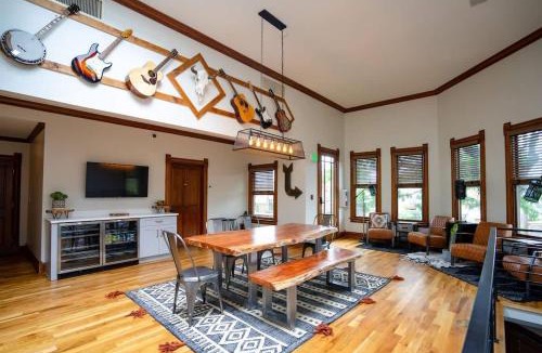 Five Points Apartment | The Curtis Park Club - Ultimate Group Retreat