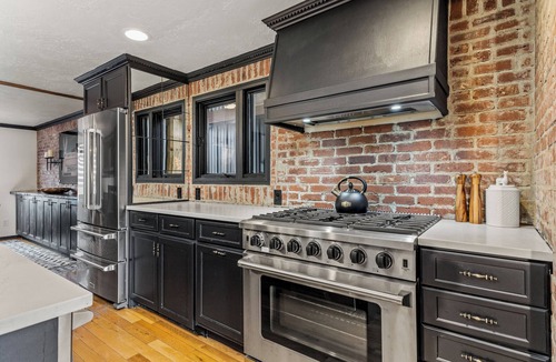Old Town Ski Chalet | The Disco Chalet! 4-bed 3-bath, sleeps 10, pet friendly, Hot Tub, Walk downtown