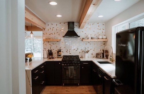 Valley of the Sun Cabin | The Elf Haus: Upscale A-Frame. Hot Tub. Dog Friendly. Elope. Close to Breck