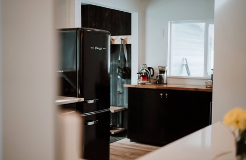 Valley of the Sun Cabin | The Elf Haus: Upscale A-Frame. Hot Tub. Dog Friendly. Elope. Close to Breck