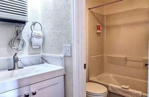 Manitou Springs Historic District Hotel | The Fountain Creek Inn | Farmhouse Queen | #103