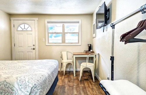 Manitou Springs Historic District Hotel | The Fountain Creek Inn | Garden Queen | #105