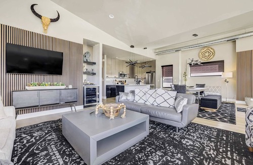 Monument Apartment | The Gallery! Luxury Residence w/Front Range Views