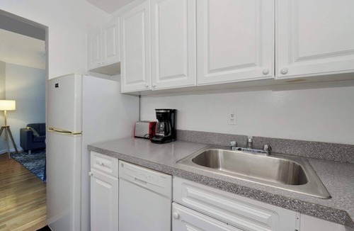 Midtown East Apartment | The Grand Vibe 8737