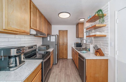 Al Tahoe House | The Green Cabin is a few blocks to the lake, dining, shopping, skiing