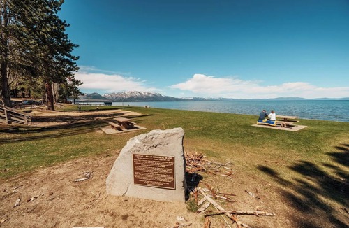 Al Tahoe House | The Green Cabin is a few blocks to the lake, dining, shopping, skiing
