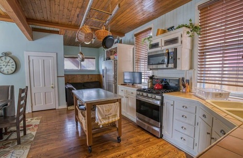 Leadville House | The Ice Palace — 5BR Victorian Sleeps 12, Walk to Downtown Leadville