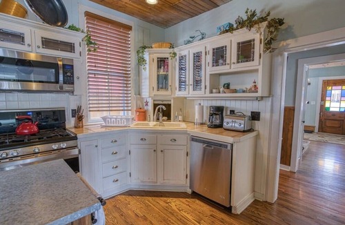 Leadville House | The Ice Palace — 5BR Victorian Sleeps 12, Walk to Downtown Leadville