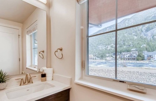 Georgetown House | The Kingfisher / Lakeside Living / Skiing & Hiking