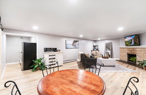 Holbrook Park Apartment | The King’s Nook | Lakewood Hot Tub Hideaway