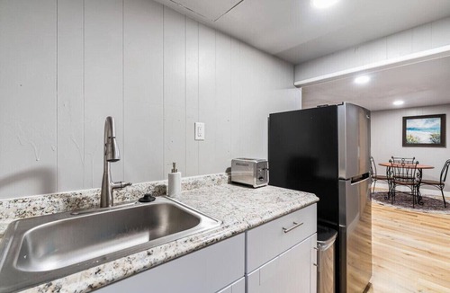 Holbrook Park Apartment | The King’s Nook | Lakewood Hot Tub Hideaway