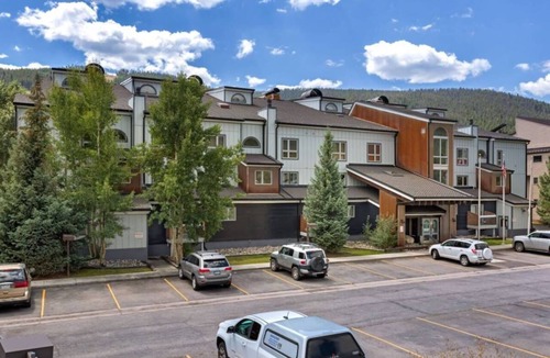 Mountain House Apartment | The Liftside | Hot Tub, Pool | 3-Min Walk to Lift!