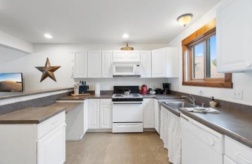 Grand Lake Hotel | The Loose Moose Lodge