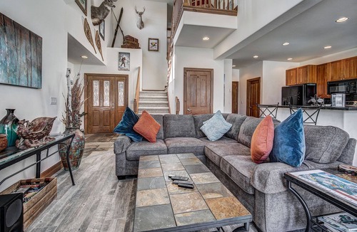 The Highlands House | The Oak Lane Chateau: with Private Hot Tub, Close to Golf, Free Ski Shuttle!