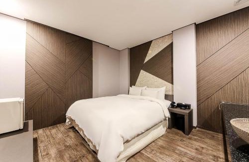 Yeon-dong Hotel | The Oreun Echae Hotel