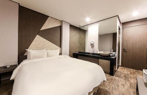 Yeon-dong Hotel | The Oreun Echae Hotel