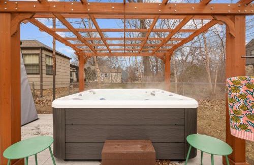 Overland Park House | The Prairiehaven 16 Guests, Arcade, Hot Tub, Sauna, Fire Pit