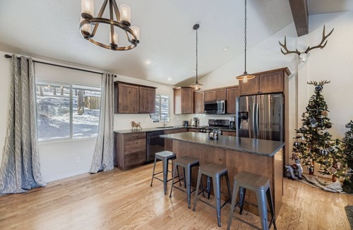 Bailey House | THE RÛSTIC MTN HOUSE 4B 3BA Cal Spas Hot Tub 2.5 Acres Private 🌲