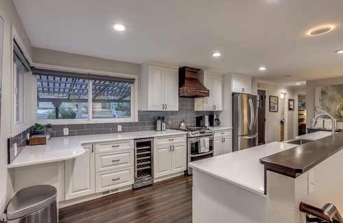 Bel Aire House | The Red Rocks Basecamp: Flatiron Views, Hot Tub, & Vintage Arcades!
