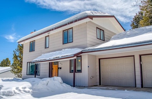 Leadville North House | The Shamrock — 5BR Leadville Home, Game Room + 2-Car Garage, Sleeps 10