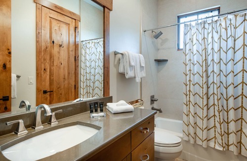 The Highlands House | The Shores Alpenview Townhome: Luxury Finishes, Beautiful Location