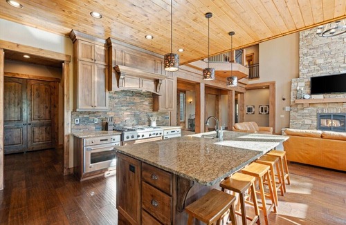 Ashton House | The Shores Estate - 2 Luxury Lodges! Private Lake! Sleeps 80! Events!