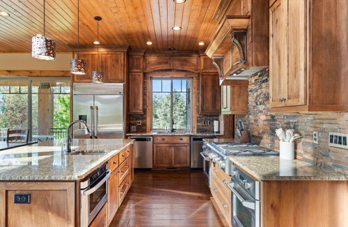 Ashton House | The Shores Estate - 2 Luxury Lodges! Private Lake! Sleeps 80! Events!