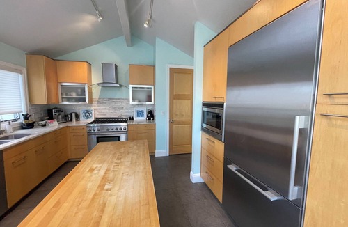 Wonderland Hills House | The Wonderland Retreat- Open Space + Lake view. Close to town & trails. Pool.