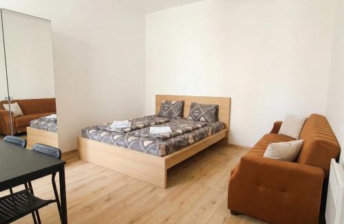 Simmering Apartment | Three Apartments Sleeps Ten Fifteen Minutes From Center Via Enkplatz