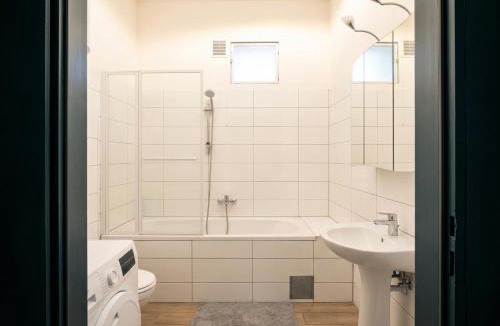 Simmering Apartment | Three Apartments Sleeps Ten Fifteen Minutes From Center Via Enkplatz