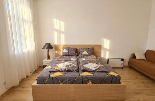 Simmering Apartment | Three Apartments Sleeps Ten Fifteen Minutes From Center Via Enkplatz