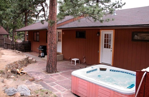 Estes Park Ski Chalet | Three Bedroom with Spacious Living room, Dining Room, and Deck